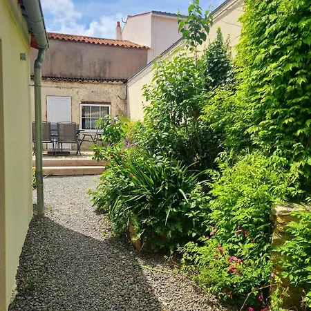 Jolie Maison Renovee Avec Jardin Esnandes